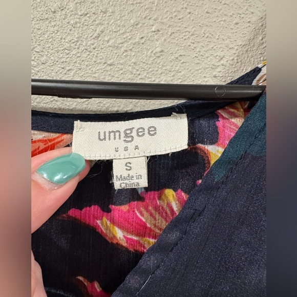 2/$15 Umgee Floral Blouse - Picture 6 of 8
